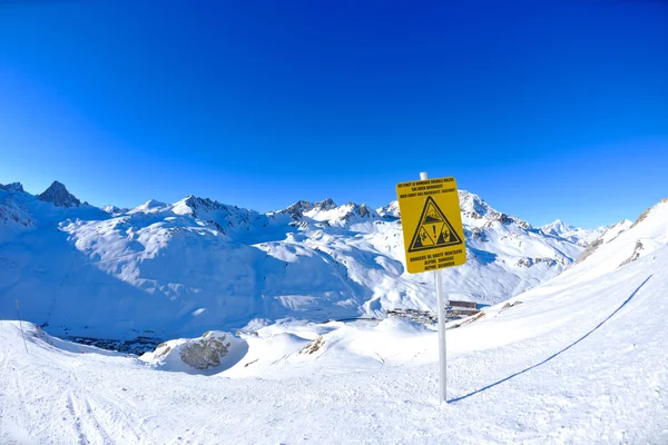 Tecken ombord på höga berg under snön på vintern — Stockfoto