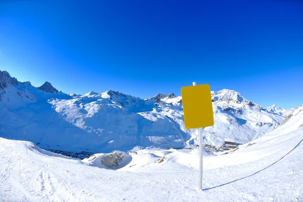 Vývěsní štít ve vysokých horách pod sněhem v zimě — Stock fotografie