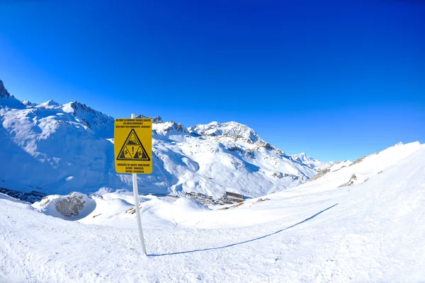 Znak pokładzie w wysokich górach na śniegu w zimie — Zdjęcie stockowe