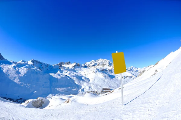 Teken boord op hoge bergen onder de sneeuw in de winter — Stockfoto