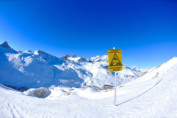Letrero en las montañas altas bajo la nieve en el invierno — Foto de Stock