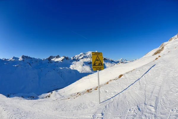 Segnaletica in alta montagna sotto la neve in inverno — Foto Stock