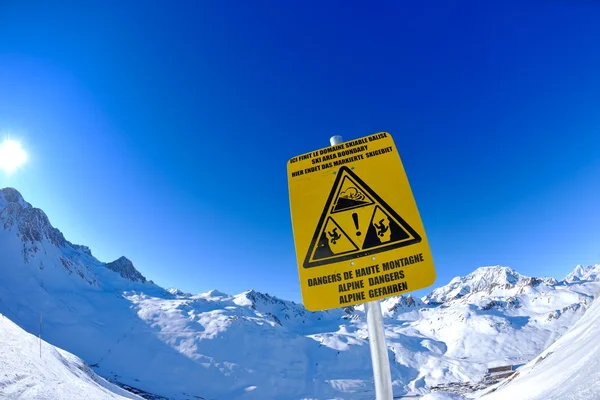 高山冬季は積雪下で標識板 — ストック写真