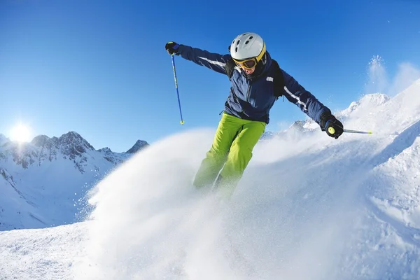 Sciare sulla neve fresca nella bella giornata di sole Immagine Stock