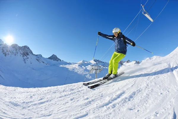 在阳光明媚的冬季，滑雪场上的新雪 — 图库照片