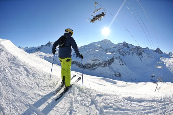 Skifahren auf Neuschnee zur Wintersaison bei schönem Sonnenschein — Stockfoto