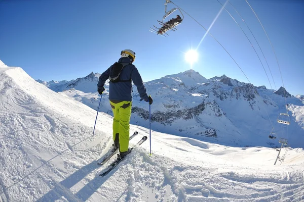 화창 한 날씨에는 겨울에 새로 내린 눈 위에서 스키를 탑니다 — 스톡 사진