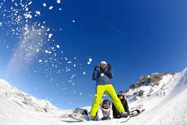 Ritratto invernale di amici a sciare — Foto Stock