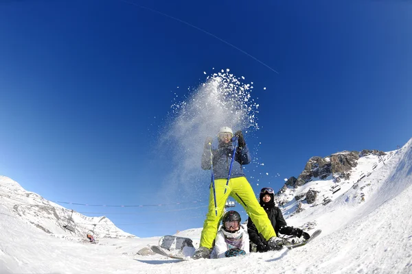 Winter portret van vrienden bij het skiën — Stockfoto