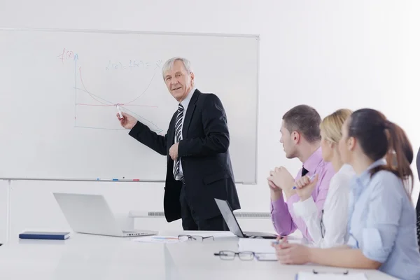 Senior business man die een presentatie geeft — Stockfoto