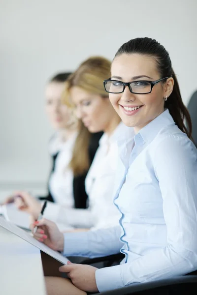 Zakenvrouw permanent met haar personeel op achtergrond — Stockfoto