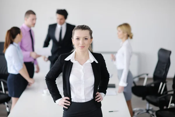 Biznes kobieta stojąc z jej personelu w tle — Zdjęcie stockowe