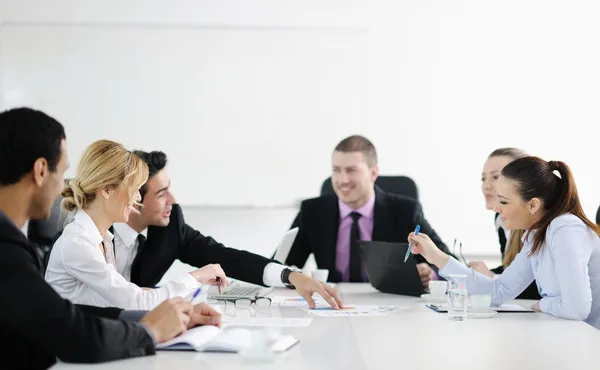 Grupo de jóvenes empresarios en la reunión — Foto de Stock