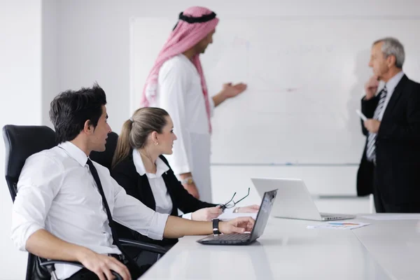 Arabische zakenman tijdens vergadering — Stockfoto