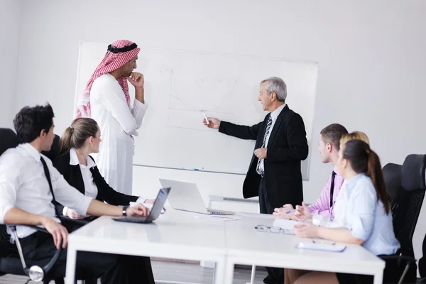 Ιδιαίτερο σχήμα αραβικού επιχειρηματίας συνεδρίαση — Φωτογραφία Αρχείου
