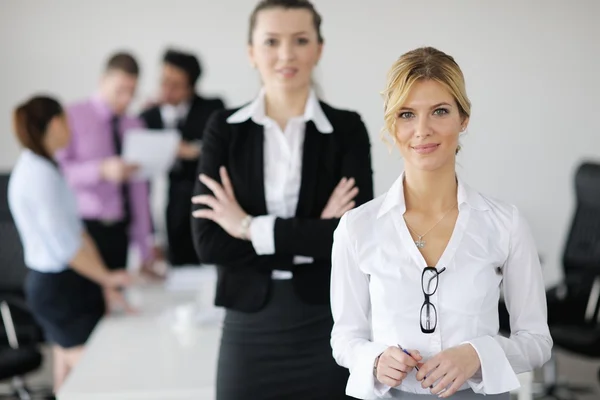 Biznes kobieta stojąc z jej personelu w tle — Zdjęcie stockowe
