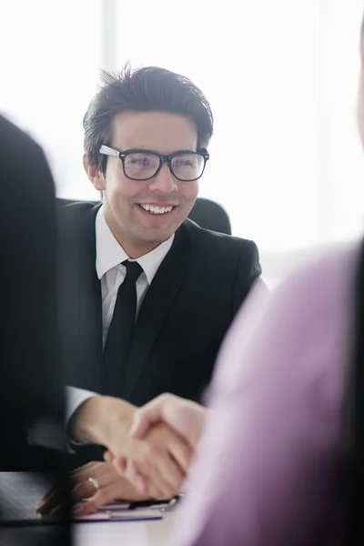 Jonge zakenman tijdens vergadering — Stockfoto