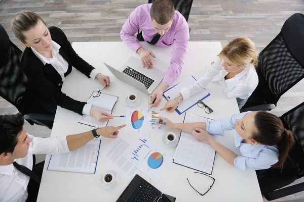 Grupo de jóvenes empresarios en la reunión — Foto de Stock