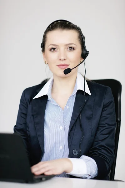 Bedrijfsgroep vrouw met hoofdtelefoon — Stockfoto