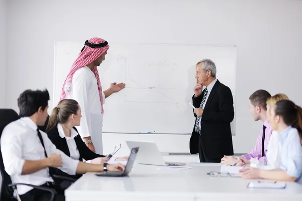 Árabe homem de negócios em reunião — Fotografia de Stock