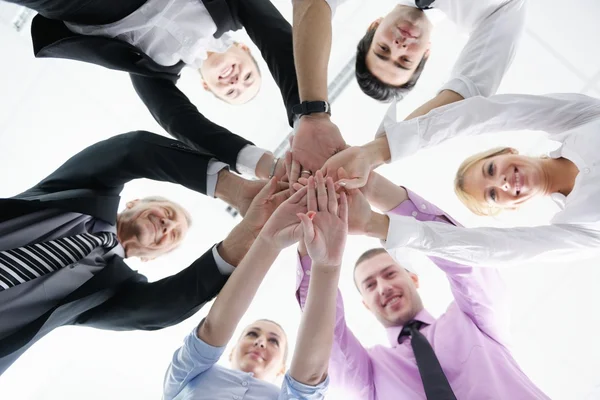 Бізнес-група, що об'єднує руки — стокове фото