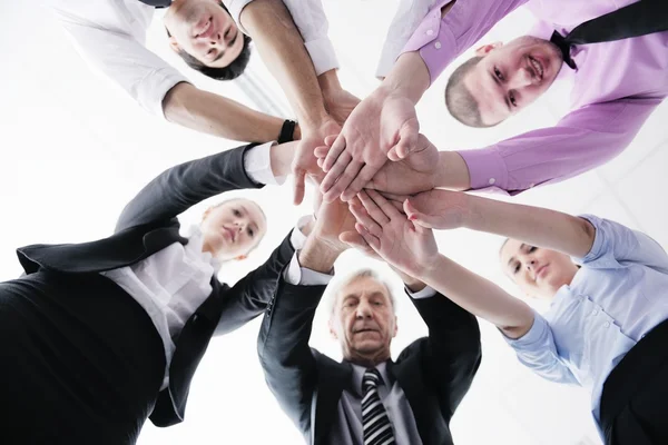 Бізнес-група, що об'єднує руки — стокове фото