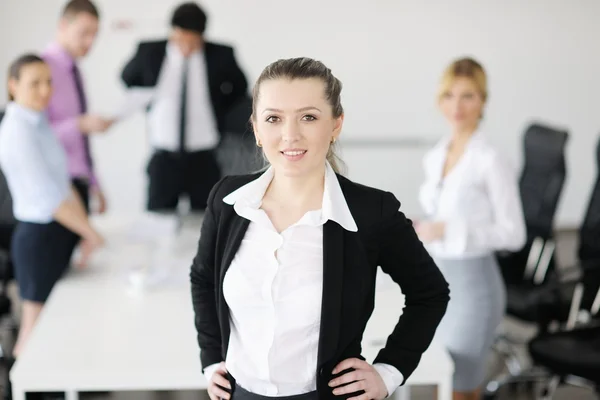 Donna d'affari in piedi con il suo personale in background — Foto Stock