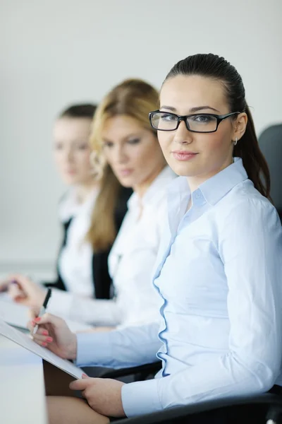 Zakenvrouw permanent met haar personeel op achtergrond — Stockfoto