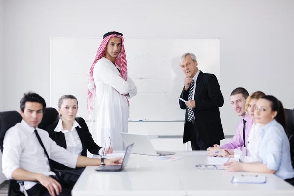 Арабский бизнесмен на встрече — стоковое фото