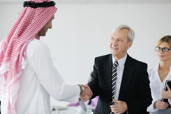 Árabe homem de negócios em reunião — Fotografia de Stock