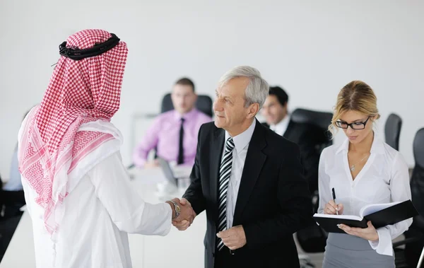 Hombre de negocios árabe en la reunión — Foto de Stock