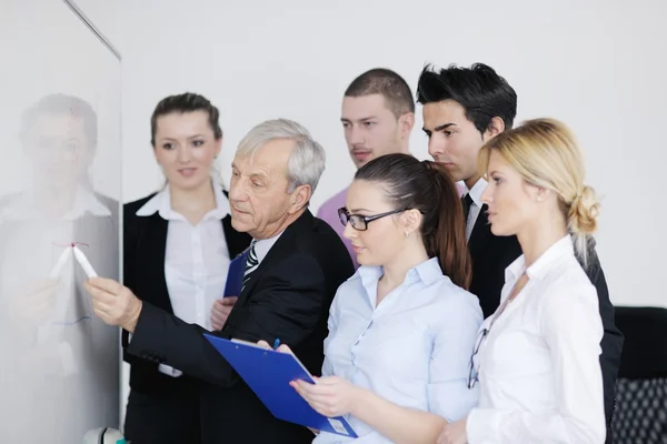 Senior business man die een presentatie geeft — Stockfoto