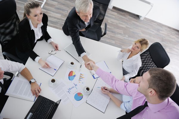 Бизнес-команда на совещании
