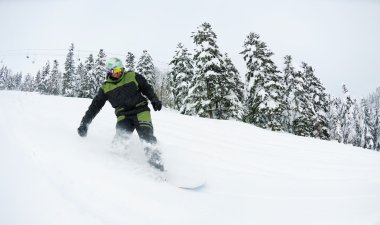 taze kar üzerinde Snowboarder