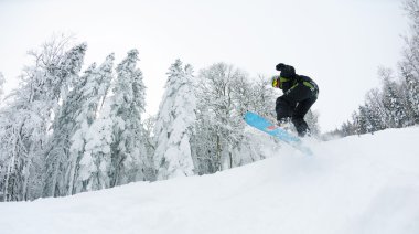 taze kar üzerinde Snowboarder
