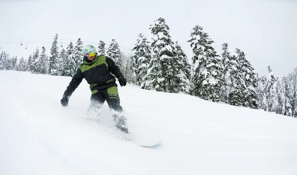 Snowboarder em neve profunda fresca — Fotografia de Stock