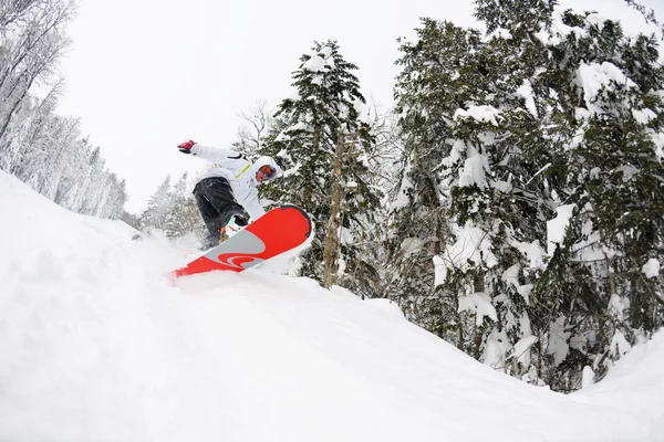 Сноубордист на свежем глубоком снегу — стоковое фото