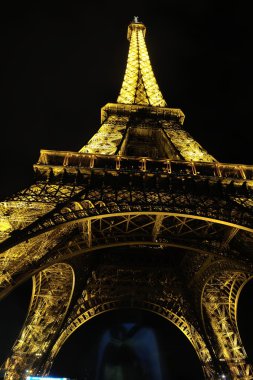 Geceleyin Paris 'teki Eyfet Kulesi