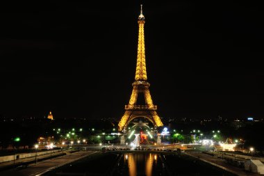 Geceleyin Paris 'teki Eyfet Kulesi