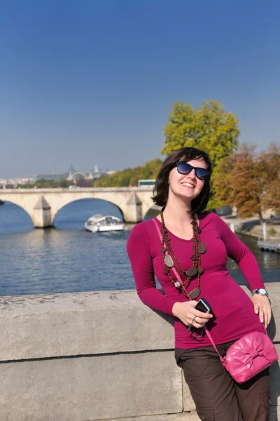 旅游女人在法国有乐趣 — 图库照片