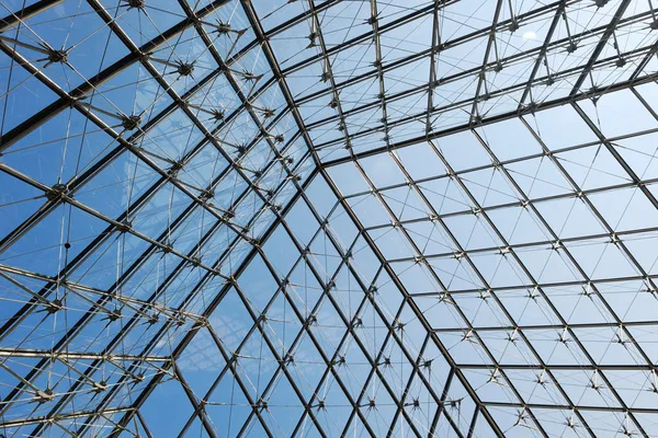 金属屋顶与玻璃建筑顶部结构 — 图库照片