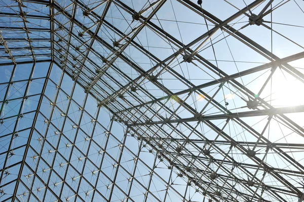Estructura de techo de metal con construcción de vidrio —  Fotos de Stock