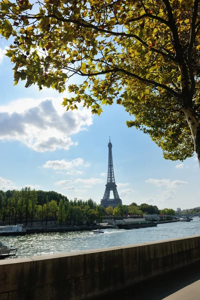 Πύργος του Άιφελ στο Παρίσι κατά την ημέρα — Φωτογραφία Αρχείου