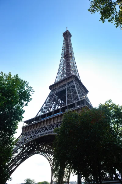 Eiffelova věž v Paříži na den — Stock fotografie