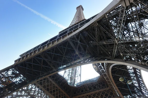 Ейфелева вежа в Парижі вдень — стокове фото
