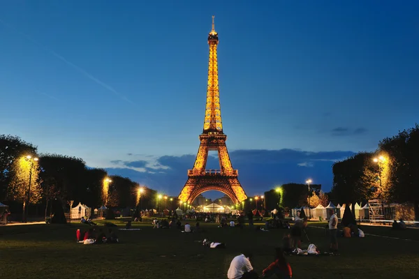 Eiffettornet i Paris på natten — Stockfoto