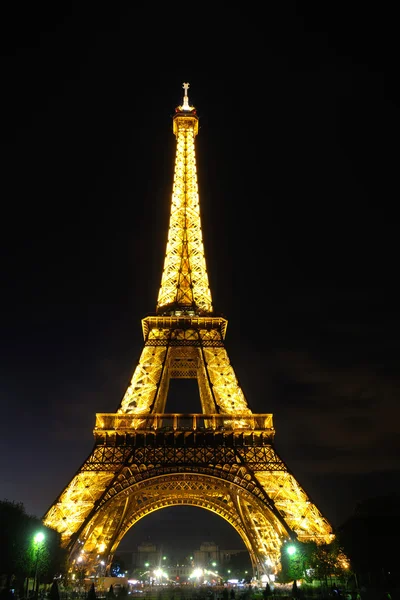 Eiffetturm in Paris bei Nacht — Stockfoto