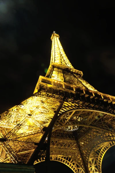 Torre eiffet em Paris à noite — Fotografia de Stock