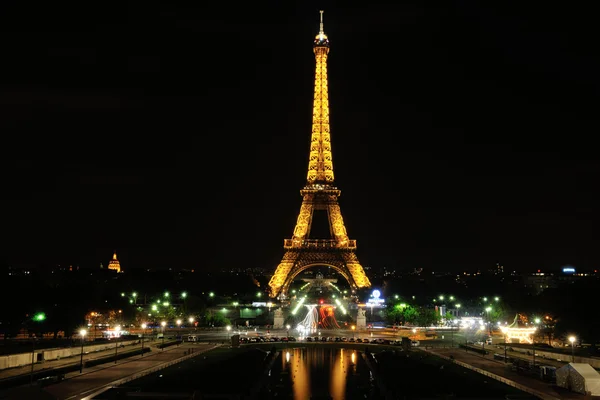 Eiffet πύργος στο Παρίσι τη νύχτα — Φωτογραφία Αρχείου