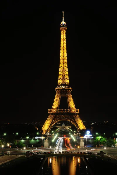 밤에 파리에 있는 흰 배 슴새 탑 — 스톡 사진